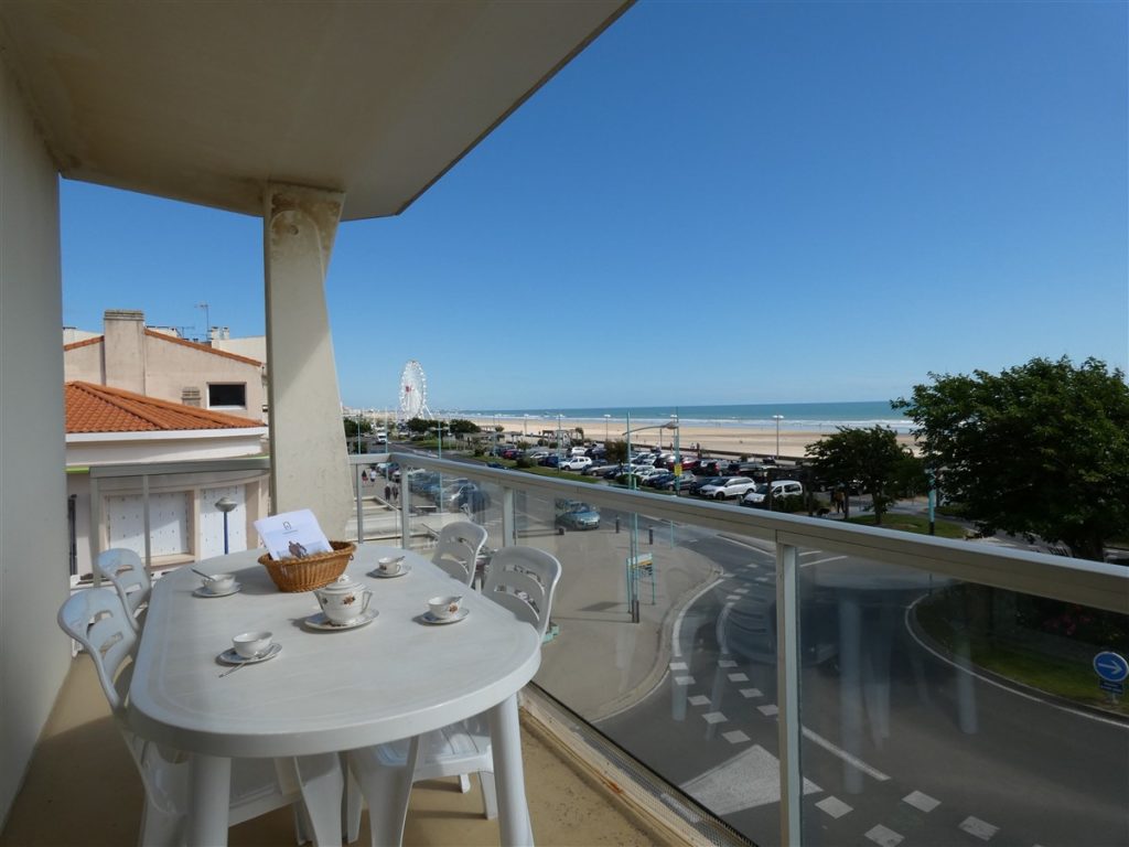 LOCATION VACANCES APPARTEMENT – SECTEUR PROCHE CASINO – GRAND BALCON FACE MER – GARAGE