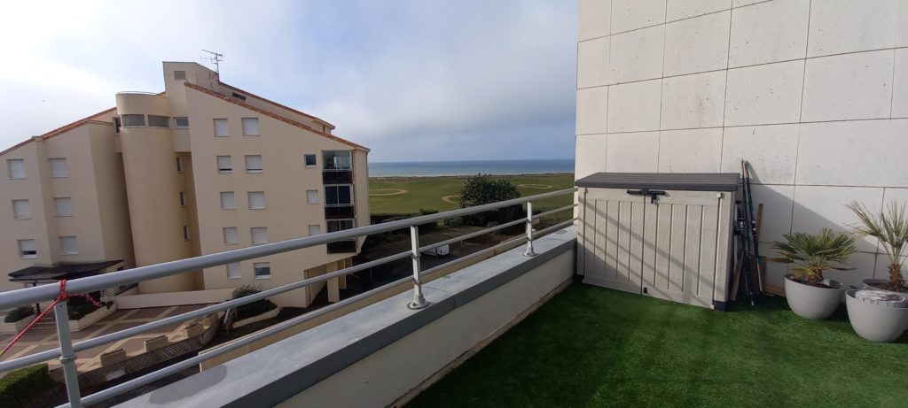 APPARTEMENT 2 CHAMBRES – SUPERBE VUE SUR LA MER ET GOLF  – TERRASSE PANORAMIQUE – BOX WIFI TV ORANGE