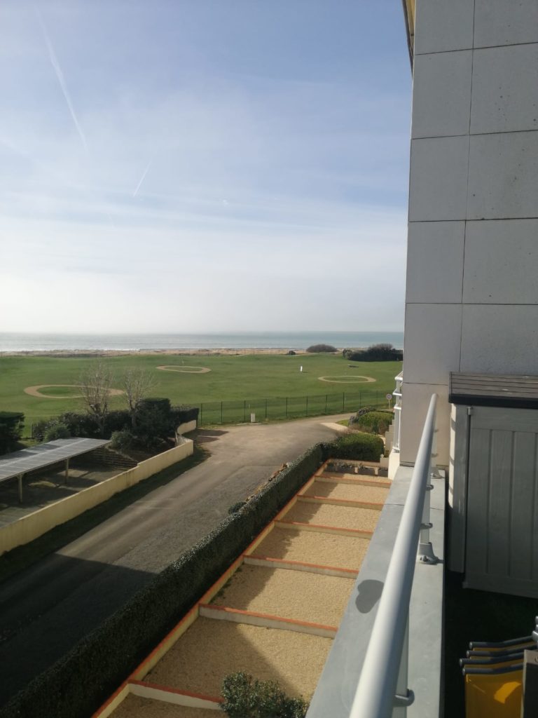 APPARTEMENT 2 CHAMBRES – SUPERBE VUE SUR LA MER ET GOLF  – TERRASSE PANORAMIQUE – BOX WIFI TV ORANGE