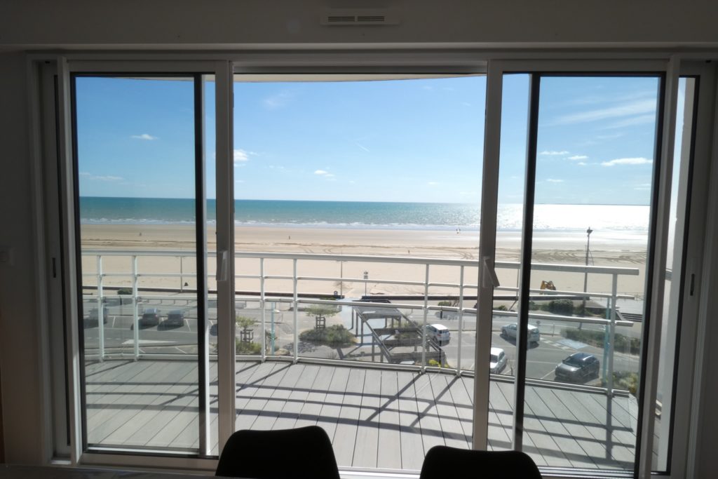 SUPERBE APPARTEMENT 2 CHAMBRES – TRES MODERNE – MAGNIFIQUE VUE MER