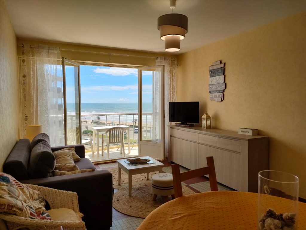 Appartement 1 chambre avec une belle vue latérale sur la mer – proche commerces et plage