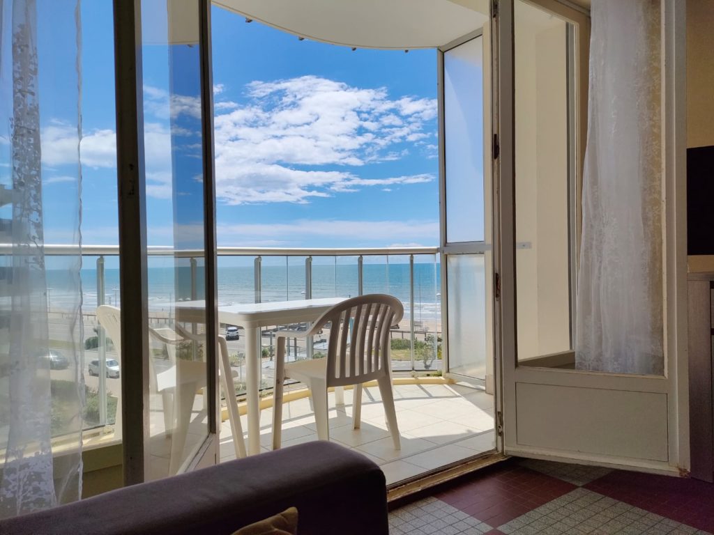 Appartement 1 chambre avec une belle vue latérale sur la mer – proche commerces et plage