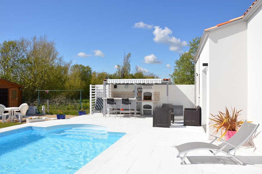 BELLE MAISON AVEC PISCINE ET CUISINE D’ETE – 3 chambres