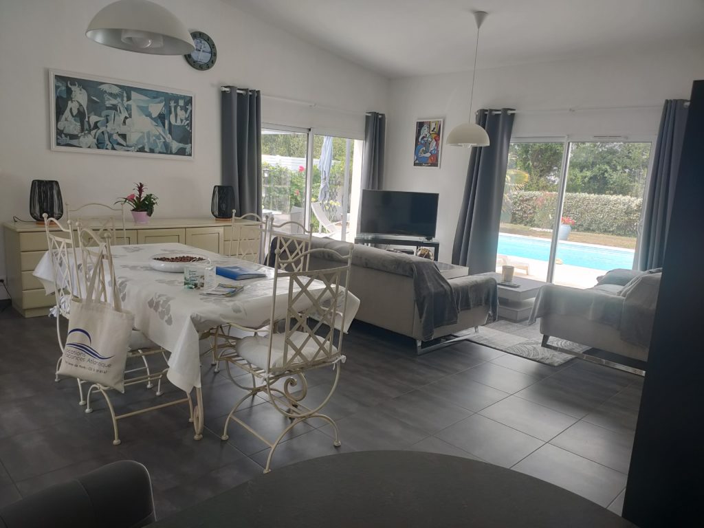 BELLE MAISON AVEC PISCINE ET CUISINE D’ETE – 3 chambres