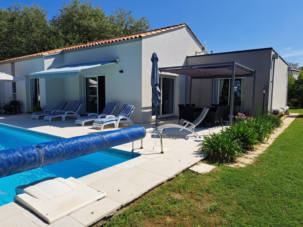 BELLE MAISON AVEC PISCINE ET CUISINE D’ETE – 3 chambres