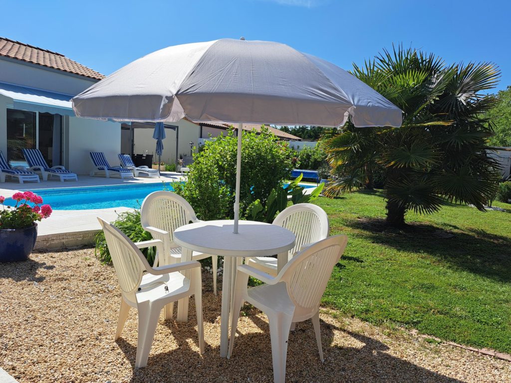 BELLE MAISON AVEC PISCINE ET CUISINE D’ETE – 3 chambres