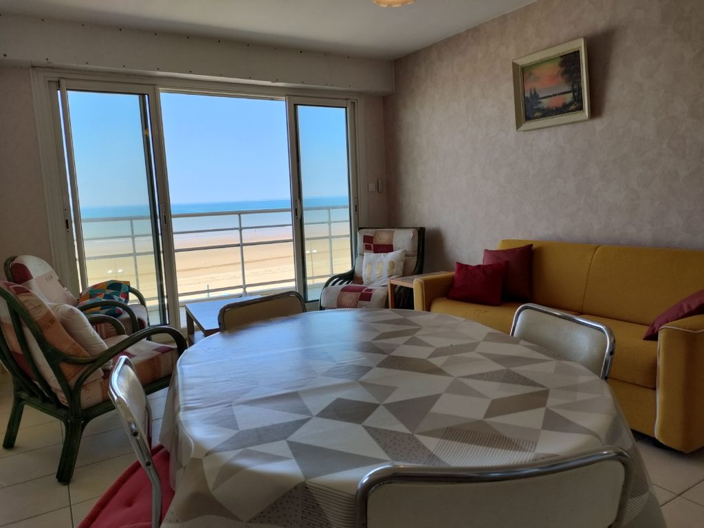 Bel appartement 1 chambre avec un grand balcon et une superbe vue mer