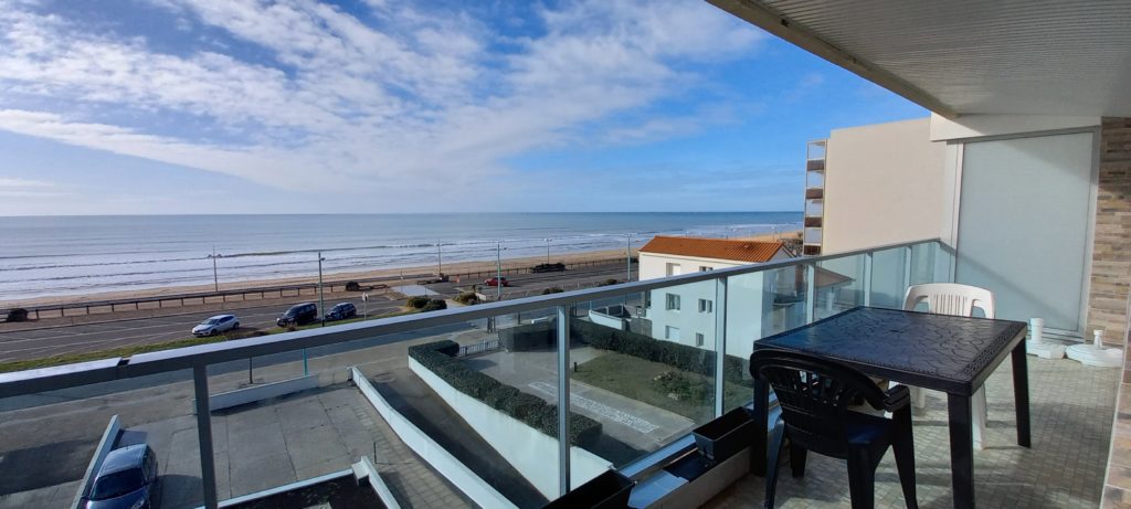 LOCATION VACANCES BEL APPARTEMENT 1 PIECE AVEC ALCOVE FERMEE- MODERNE – GRAND BALCON FACE MER – CLASSE 2*