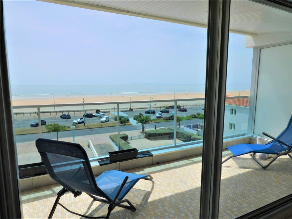 LOCATION VACANCES BEL APPARTEMENT 1 PIECE AVEC ALCOVE FERMEE- MODERNE – GRAND BALCON FACE MER – CLASSE 2*