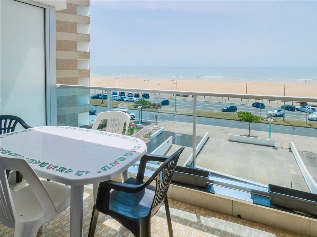 LOCATION VACANCES BEL APPARTEMENT 1 PIECE AVEC ALCOVE FERMEE- MODERNE – GRAND BALCON FACE MER – CLASSE 2*