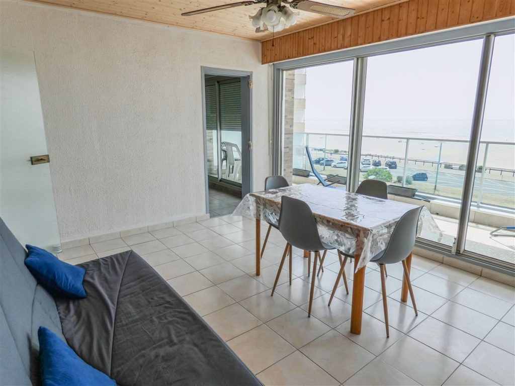 LOCATION VACANCES BEL APPARTEMENT 1 PIECE AVEC ALCOVE FERMEE- MODERNE – GRAND BALCON FACE MER – CLASSE 2*