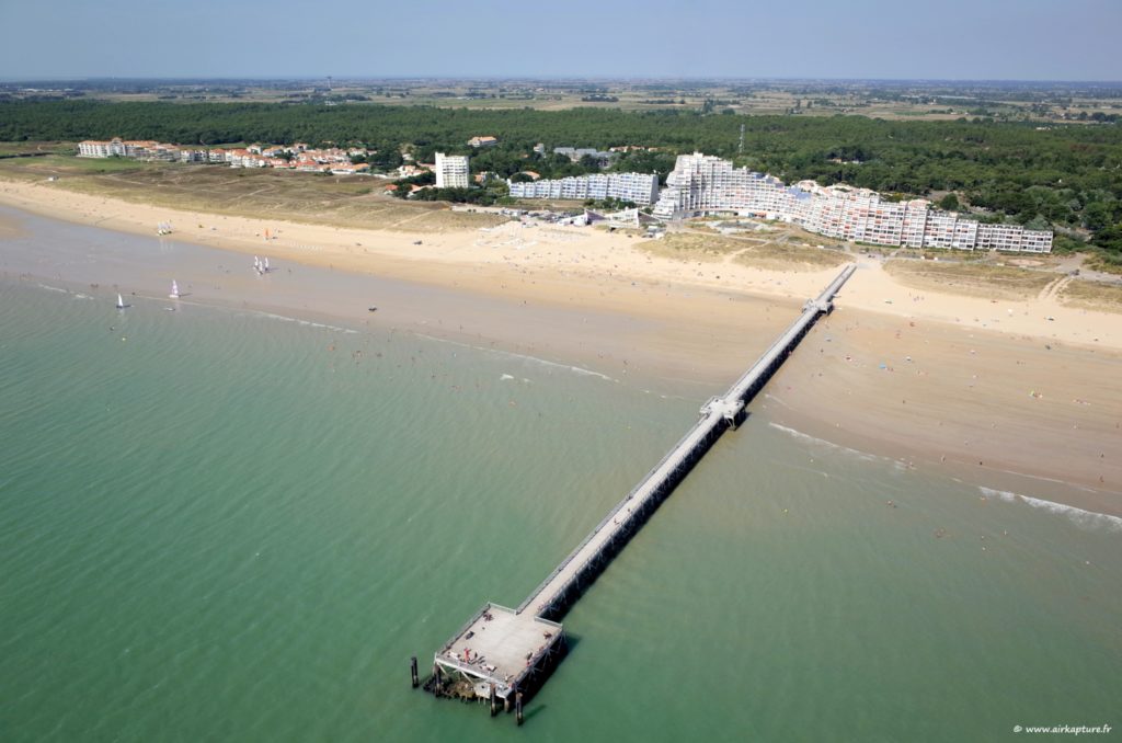 LOCATION VACANCES MAISON AVEC TERRAIN ARBORE ET PROCHE DE LA PLAGE / COMMERCE